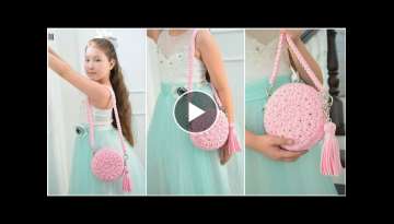 Crocheting a round handbag with a floral pattern